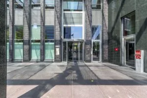 Ingang van het kantoorgebouw Eurocenter Offices aan de Barbara Strozzilaan.